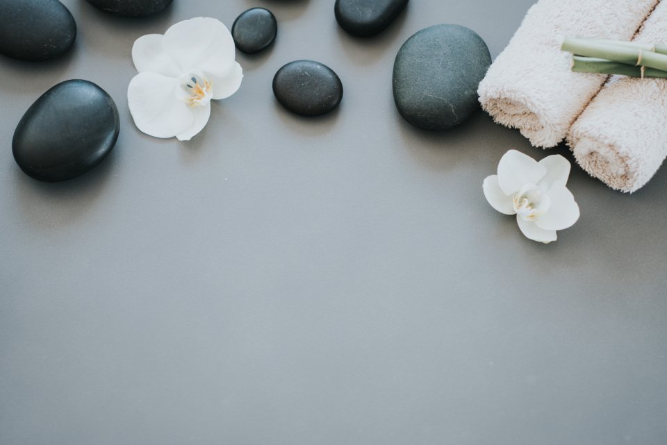 Đá nóng và hoa lan cho liệu pháp thư giãn